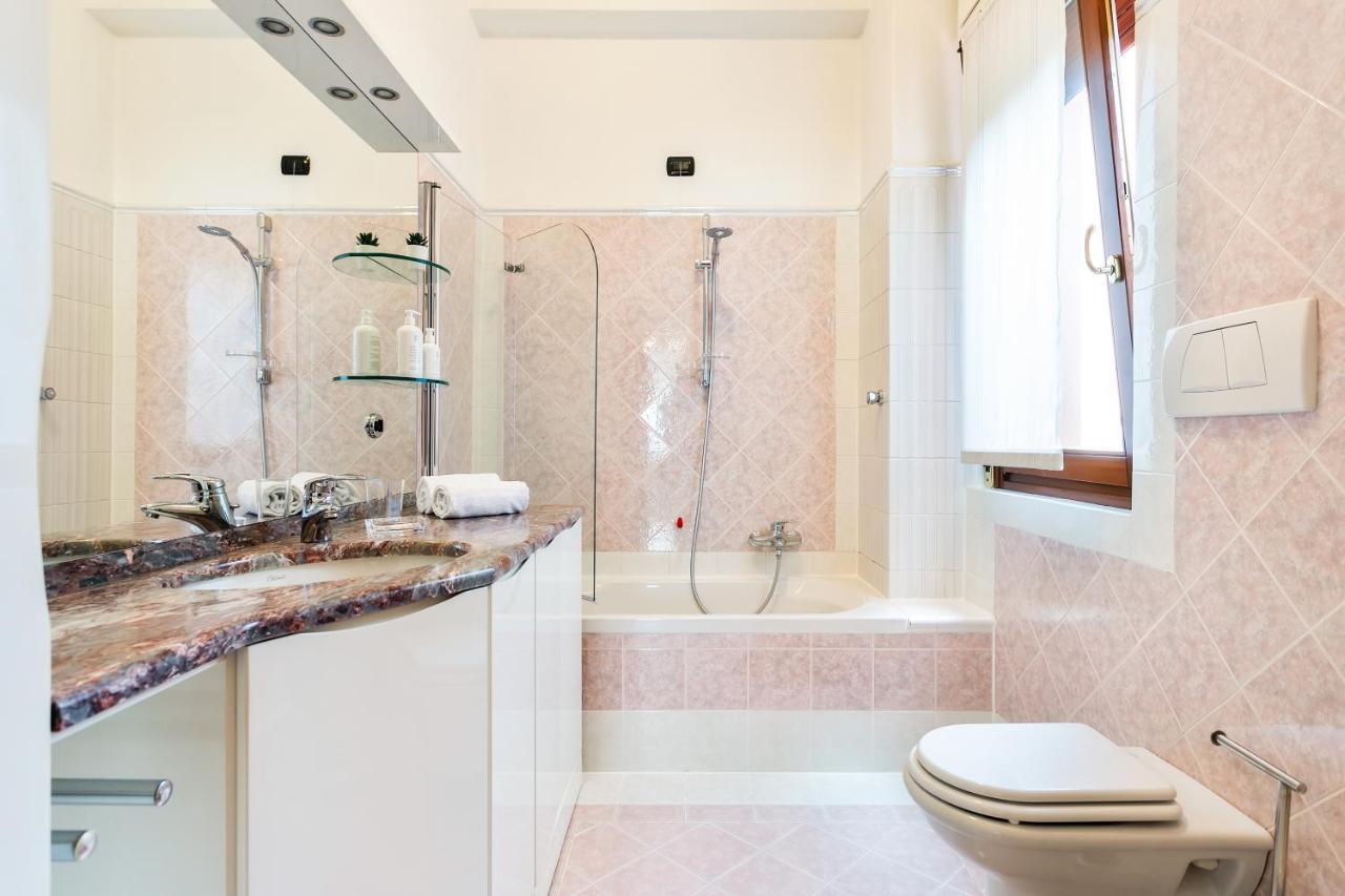 Santa Chiara Apartment By Myhomeincomo Como Exterior foto