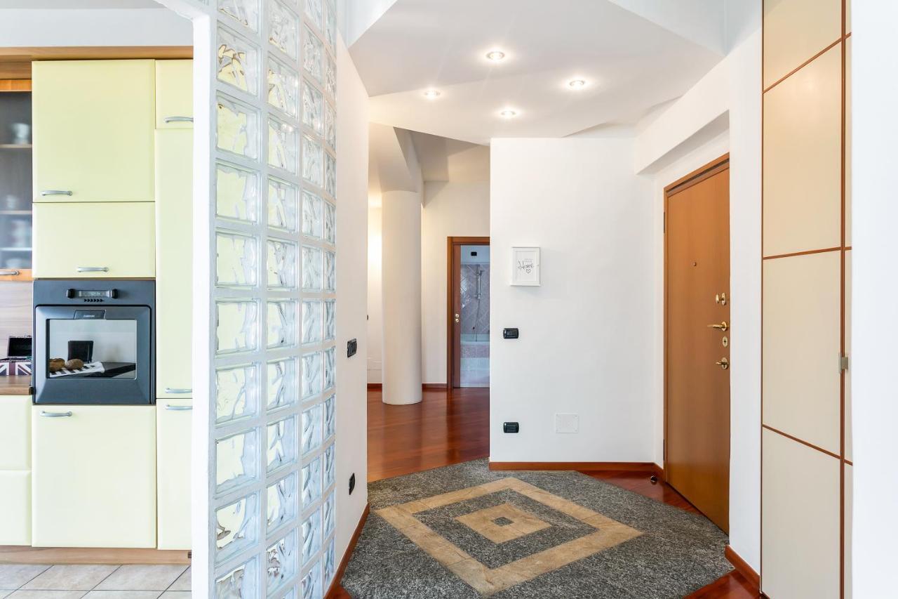 Santa Chiara Apartment By Myhomeincomo Como Exterior foto