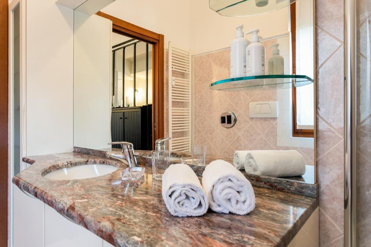 Santa Chiara Apartment By Myhomeincomo Como Exterior foto